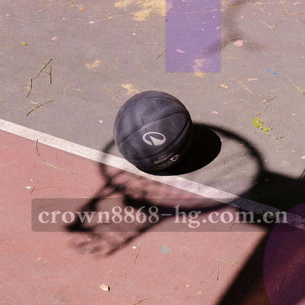 开赛前教练席与替补席空椅的特写，无人入座，暖金色灯光